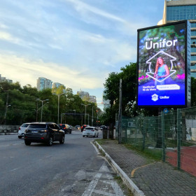 Unifor anuncia desconto para público 50+ em campanha OOH que vai parar Fortaleza