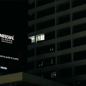 Nescafé inova e veicula mídia OOH que escurece durante a noite