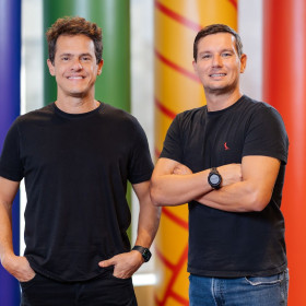 Aqui Ads da Eletromidia inaugura parceria com a b.drops e passa a incluir inventários de outros veículos