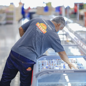 Assaí amplia contratações de profissionais 50+ e reforça compromisso com diversidade etária