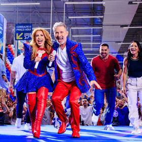 TKS Group traz a cantora Joelma e o ator Nelson Freitas em nova campanha de aniversário para o Grupo Mateus