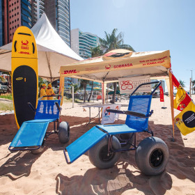 DHL Express doa cadeiras anfíbias para pessoas com deficiência em praia de Natal (RN)