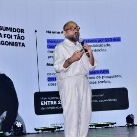 “Não é uma aceleração da passagem do tempo, é uma aceleração do ritmo de transformação da vida”, afirma Michel Alcoforado no Café com RH 2025