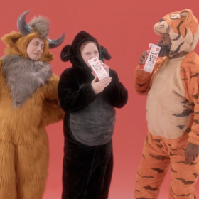 NotCo brinca com campanha icônica de bebês mamíferos para apresentar a linha NotMilk