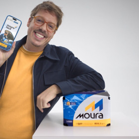 Fábio Porchat estrela campanha de Baterias Moura, criada pela Ampla, para divulgar serviço de delivery da marca