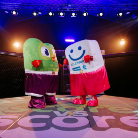 Mascotes do Duolingo e Serasa se enfrentam em nova campanha ‘’Score X Score’’