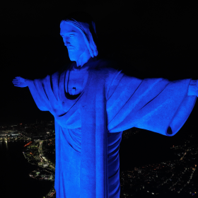 Cristo Redentor é iluminado de azul em homenagem aos 55 anos da Estácio