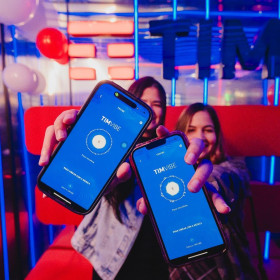 TIM transforma música em vibração através do celular para pessoas com deficiência auditiva em nova campanha