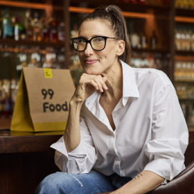 Paola Carosella estrela nova campanha da 99 Food