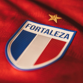 Fortaleza Esporte Clube lança uniforme especial de Dias dos Pais com estética inspirada nos anos 90