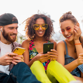 Estudo inédito revela como jovens universitários usam redes sociais e escolhem marcas