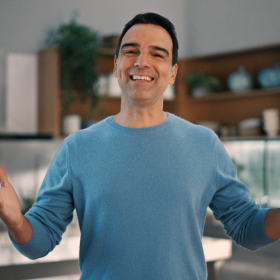 Tadeu Schmidt estrela nova campanha da Midea
