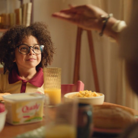 Nova campanha da Qualy explora a conexão emocional com os consumidores