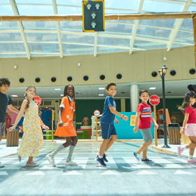 C.Rolim lança campanha de Dia das Crianças com foco em moda, diversão e aprendizado