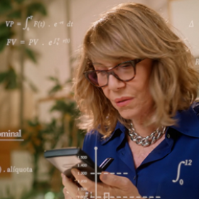 B3 e Tesouro Nacional lançam campanha com Renata Sorrah e apostam em meme para mostrar que investir é simples