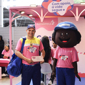 Correios lançam uniforme rosa em parceria inédita com a AstraZeneca no Outubro Rosa