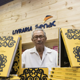 Livro sobre Mestre Espedito Seleiro está à venda na CasaCor Ceará 2025