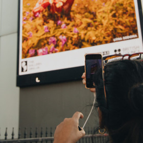 Obras de arte ocupam espaços de mídia out-of-home em diversas capitais do país