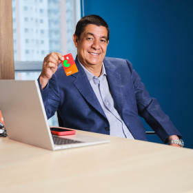 Zeca Pagodinho vira CLT em nova campanha da Caju criada pela AKQA Casa