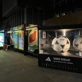 Eletromidia e Adidas transformam a Avenida Paulista em museu interativo com “Bolas das Copas”