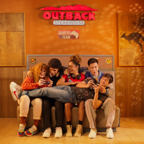 Outback lança campanha de fim de ano que inspira encontros fora das telas
