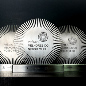 Aço Cearense assina troféu do Prêmio Melhores do Nosso Meio 2025