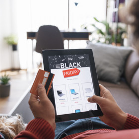 54,6% dos brasileiros pretendem usar IA para comparar preços durante a Black Friday