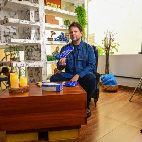 DAVID assina nova campanha de Natal da Lacta e apresenta o conceito “Vale-Presença” com Selton Mello