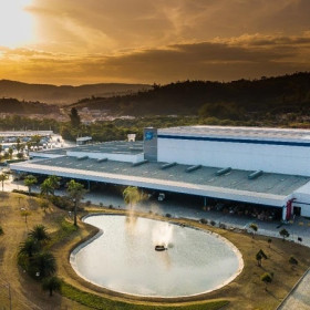 Ypê completa 75 anos e se destaca com 77 robôs e caminhões autônomos em suas operações