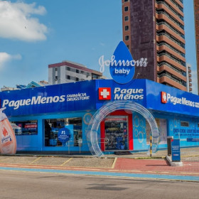 Pague Menos envelopa loja com nova identidade visual de Johnson’s® Baby 