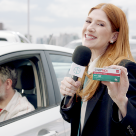 Dani Calabresa invade o cotidiano dos brasileiros para apresentar os novos analgésicos da Bayer