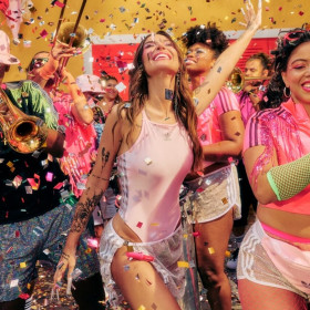 Adidas Originals e Boca Rosa lançam collab inédita inspirada no Carnaval brasileiro