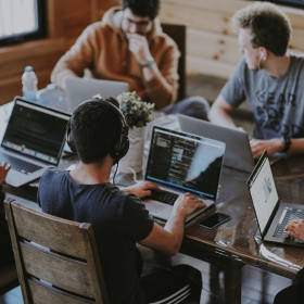 Geração Z e Millennials lideram a busca por requalificação e novos empregos em 2026
