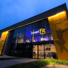 Smart Fit alcança 2 mil unidades e prevê expansão sólida em 2026  