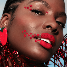 Avon transforma batom em protagonista do Carnaval 2026 em campanha criada pela VML