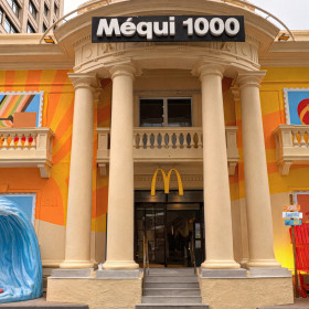 Onda cheddar: Méqui 1000 transforma Avenida Paulista em praia em parceria com GALERIA.ag e faro experiências