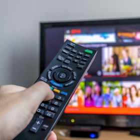 Da hegemonia à retração: TV por assinatura perde 61% dos assinantes
