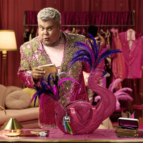 Milton Cunha estrela campanha “babilônica” da Serasa voltada à proteção de itens pessoais no Carnaval