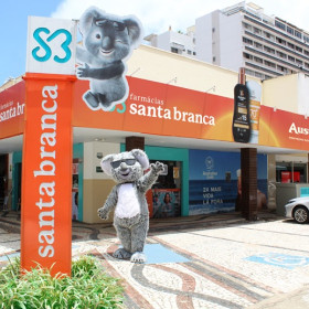 Farmácia Santa Branca firma parceria com Australian Gold e transforma fachada em ponto de conscientização sobre proteção solar