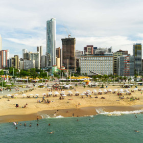 Ceará consolida liderança no turismo do Nordeste com crescimento de 7,3% em 12 meses