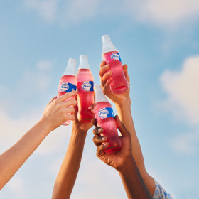 Guaraná Jesus completa 99 anos com campanha “Nosso rosa tem história, sabor e tradição”