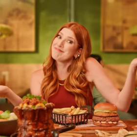 Consumidores influenciam cardápio e viram protagonistas de nova campanha do Outback com Dani Calabresa