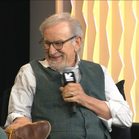 Steven Spielberg destaca a força da experiência coletiva do cinema e o poder de uma boa história para unir pessoas