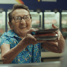 Tânia Maria vive mãe do personagem açougueiro Valdir em nova campanha da Friboi assinada pela Lola\TBWA
