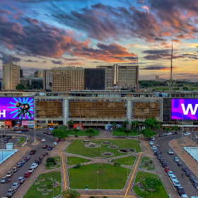 VIOOH e WeOOH fecham parceria para expandir DOOH em mídia programática no Brasil