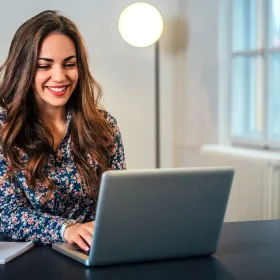 Estudo da Fenapro e Sinapro aponta salário médio de R$4,3 mil e mulheres como 59% do setor publicitário