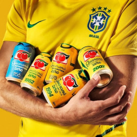 Guaraná Antarctica lança latas colecionáveis inspiradas nos mantos vitoriosos da Seleção Brasileira