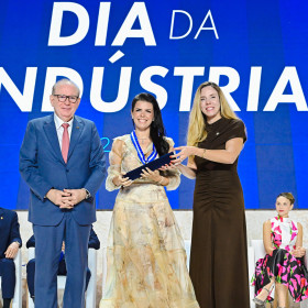 Aline Ferreira, vice-presidente comercial e financeira do Grupo Aço Cearense, é homenageada no Dia da Indústria FIEC