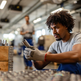 Indústria brasileira cresce 0,1% em março e consolida alta no ano