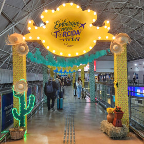 Aeroporto de Fortaleza entra no clima de São João e Copa do Mundo em nova campanha